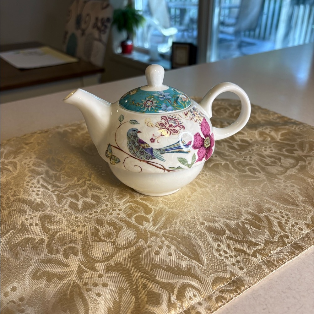 Floral Teapot with Bird Design Crafted by New Bone China - Picture 2 of 10